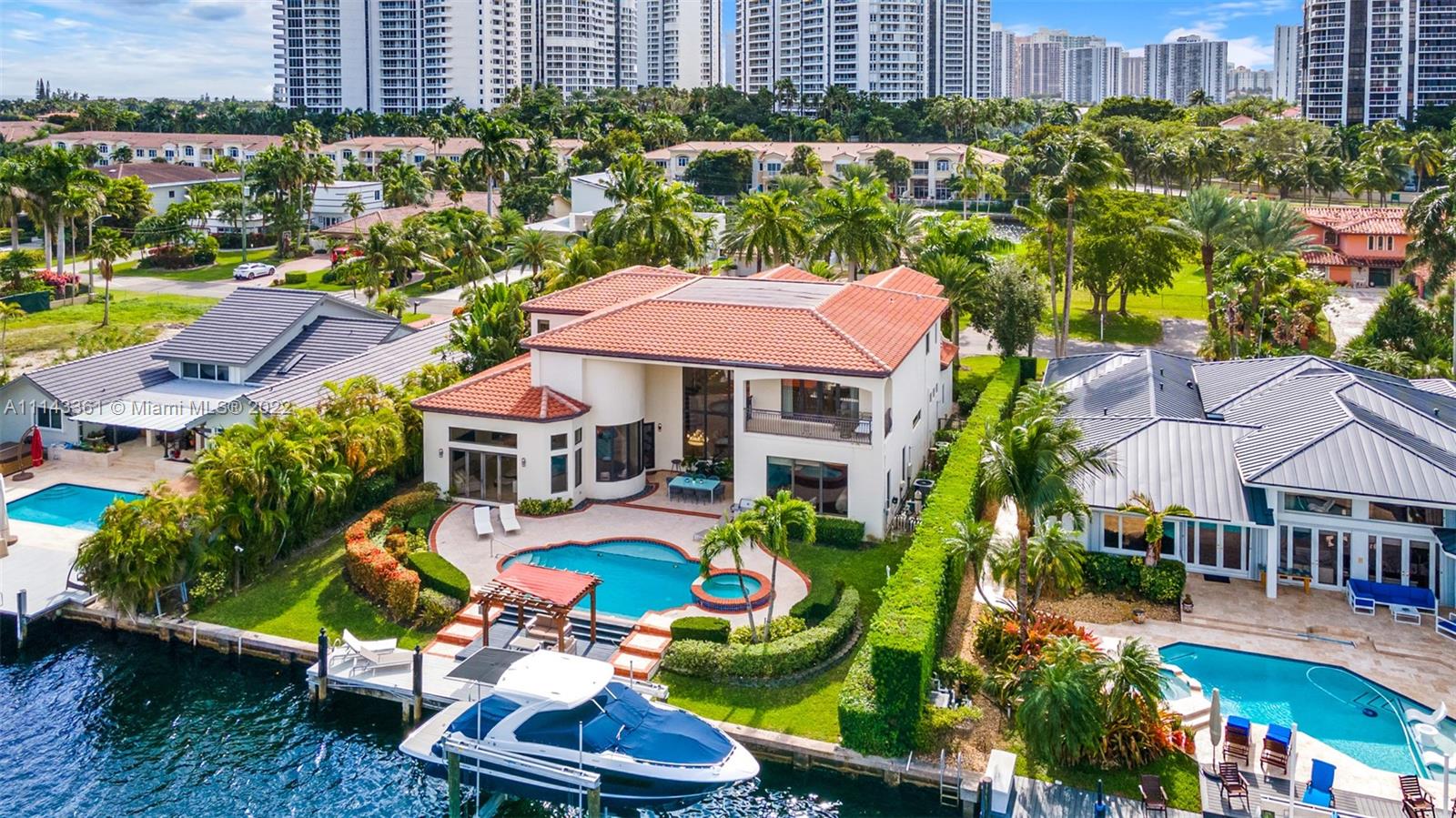 318 Holiday Dr, Hallandale Beach, Florida 33009, 6 Bedrooms Bedrooms, ,6 BathroomsBathrooms,Residential,Sold,GOLDEN ISLES,Holiday Dr,A11143361