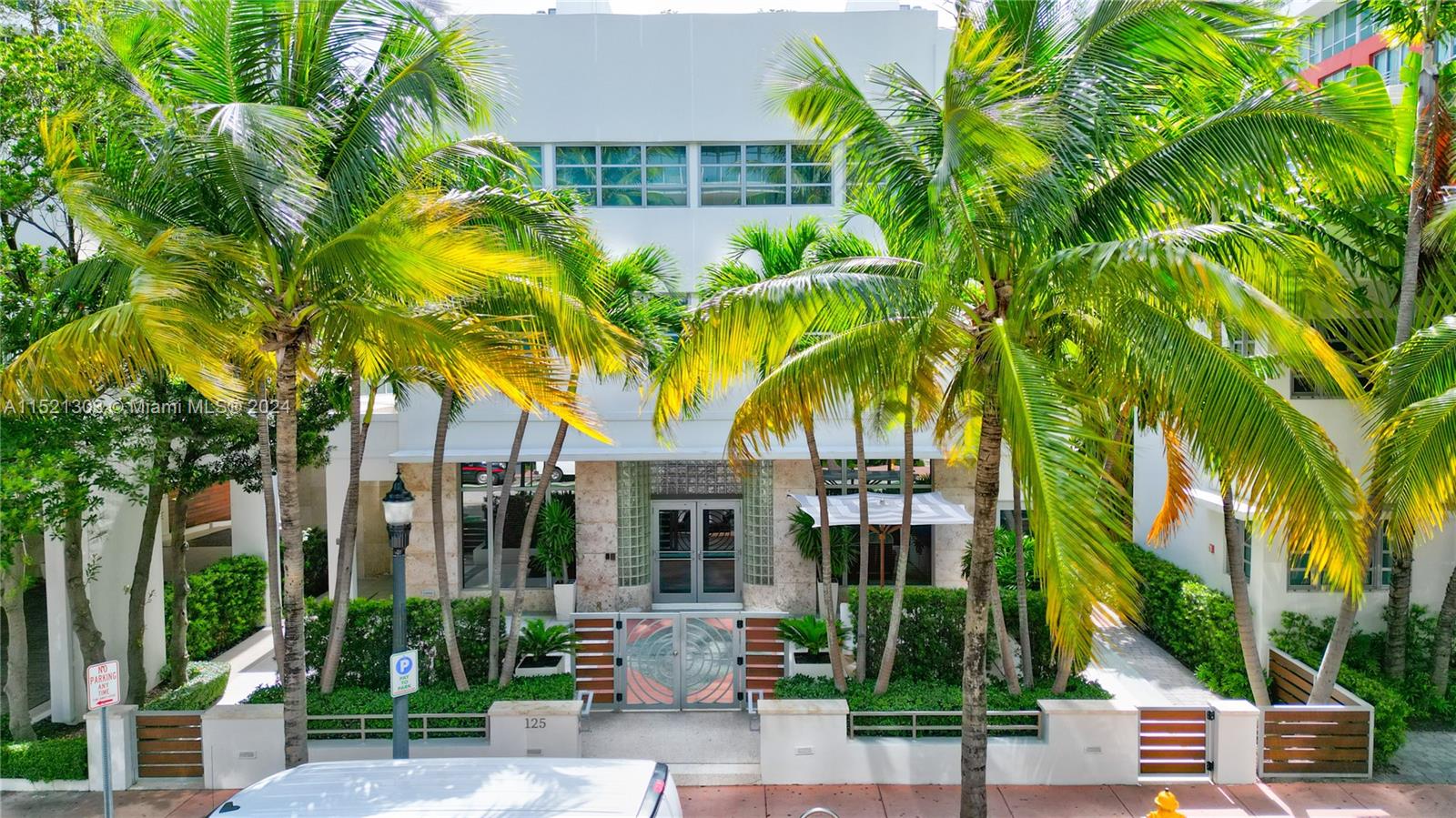 125 Ocean Dr, Miami Beach, Florida 33139, 2 Bedrooms Bedrooms, ,2 BathroomsBathrooms,Residential,For Sale,OCEAN HOUSE,Ocean Dr,A11521303