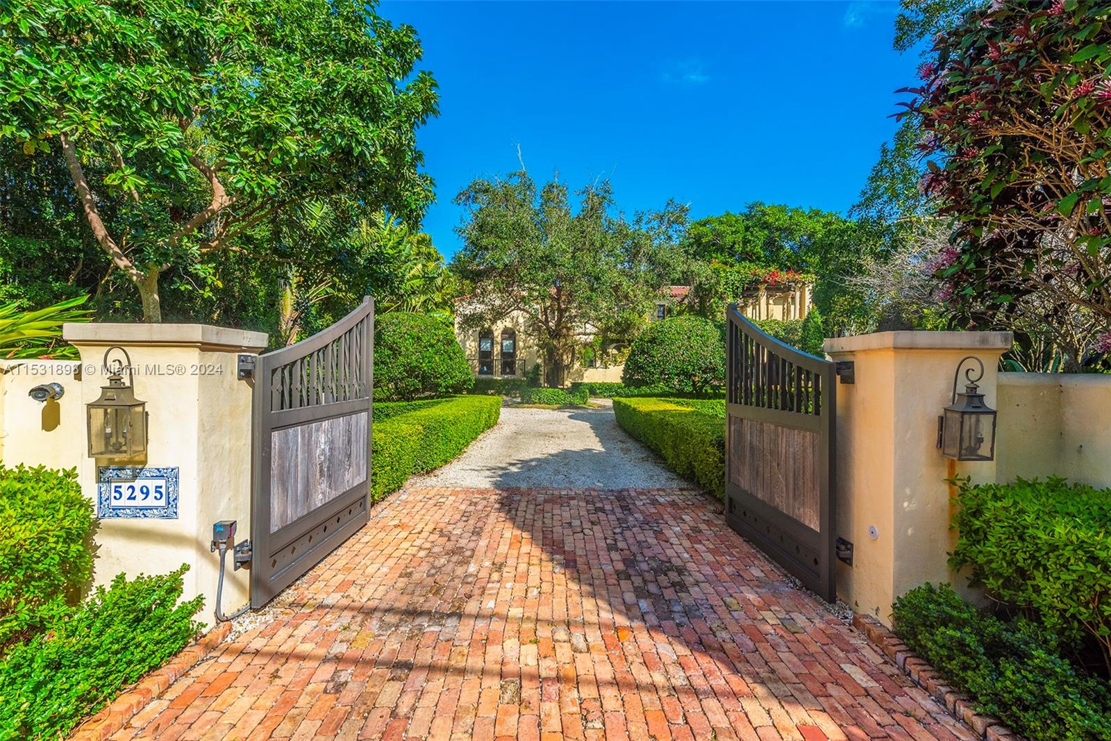 5295 Hammock Dr, Coral Gables, Florida 33156, 6 Bedrooms Bedrooms, ,6 BathroomsBathrooms,Residential,Sold,HAMMOCK LAKE NO 2,Hammock Dr,A11531898
