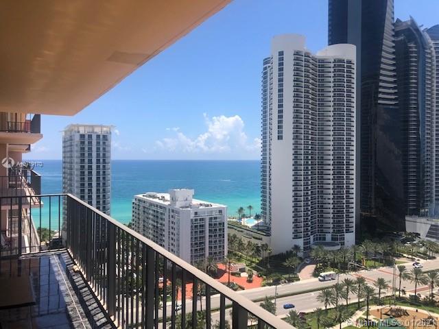 210 174th St, Sunny Isles Beach, Florida 33160, 3 Bedrooms Bedrooms, ,2 BathroomsBathrooms,Residential,Sold,Winston Tower,174th St,A10919170