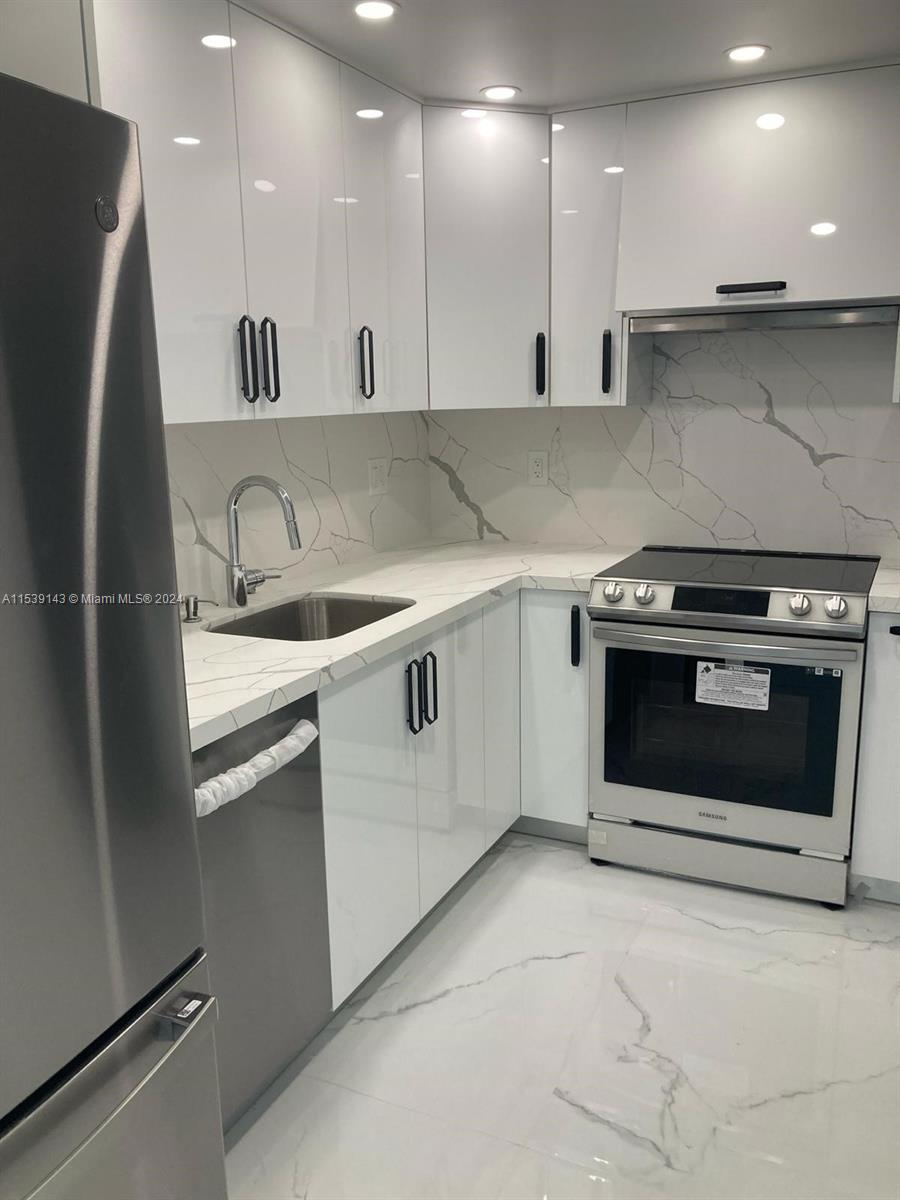 290 174th St, Sunny Isles Beach, Florida 33160, 2 Bedrooms Bedrooms, ,2 BathroomsBathrooms,Residential Lease,For Rent,WINSTON TOWERS 700 CONDO,174th St,A11539143