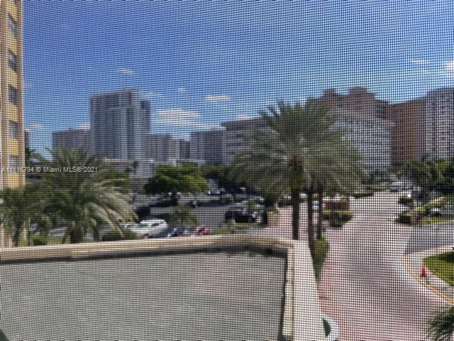 100 Golden Isles Dr, Hallandale Beach, Florida 33009, 1 Bedroom Bedrooms, ,1 BathroomBathrooms,Residential,Sold,LAKE POINT TOWERS,Golden Isles Dr,A11116794