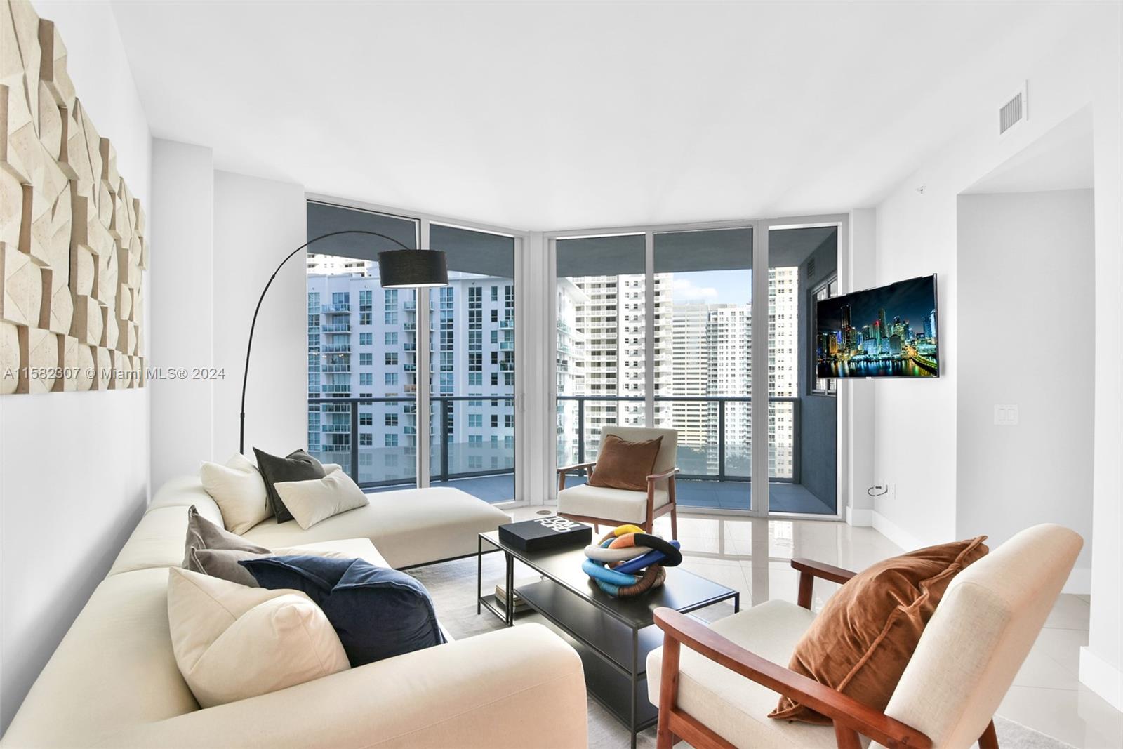 1300 Brickell Bay Dr, Miami, Florida 33131, 2 Bedrooms Bedrooms, ,2 BathroomsBathrooms,Residential Lease,For Rent,BRICKELLHOUSE CONDO,Brickell Bay Dr,A11582307