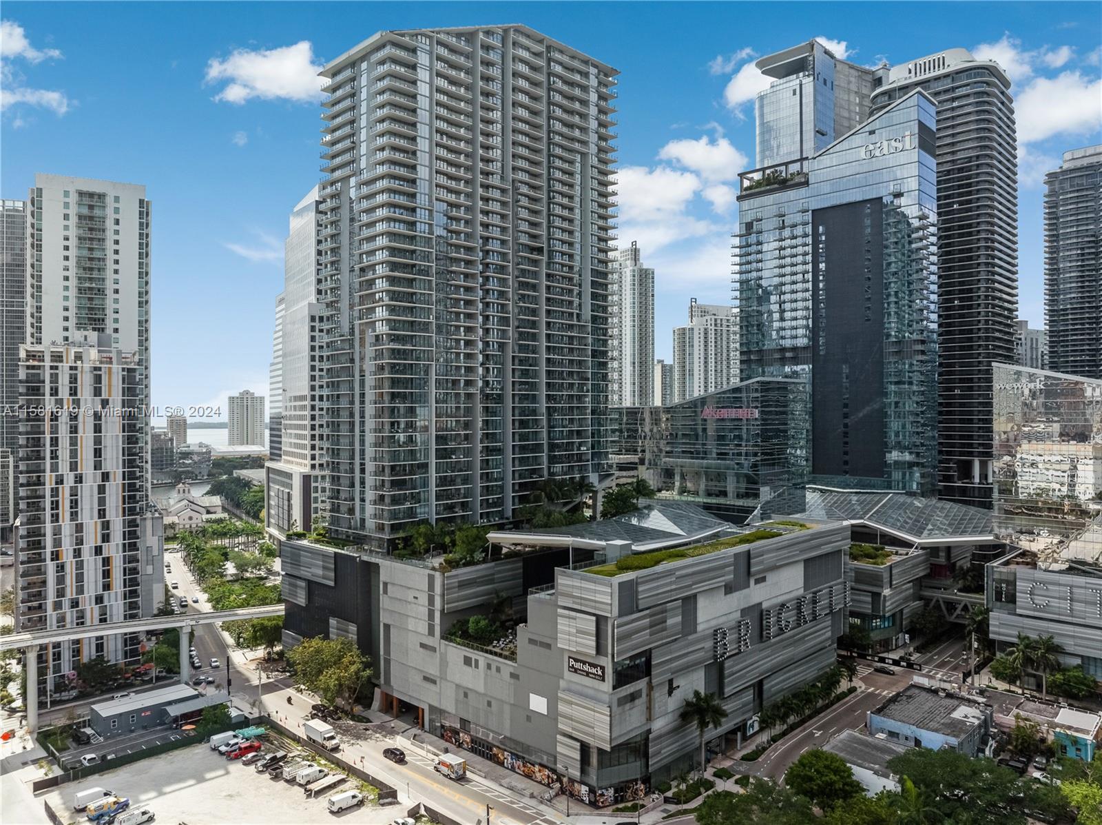 68 6th St, Miami, Florida 33131, 2 Bedrooms Bedrooms, ,2 BathroomsBathrooms,Residential,For Sale,REACH CONDO,6th St,A11581619