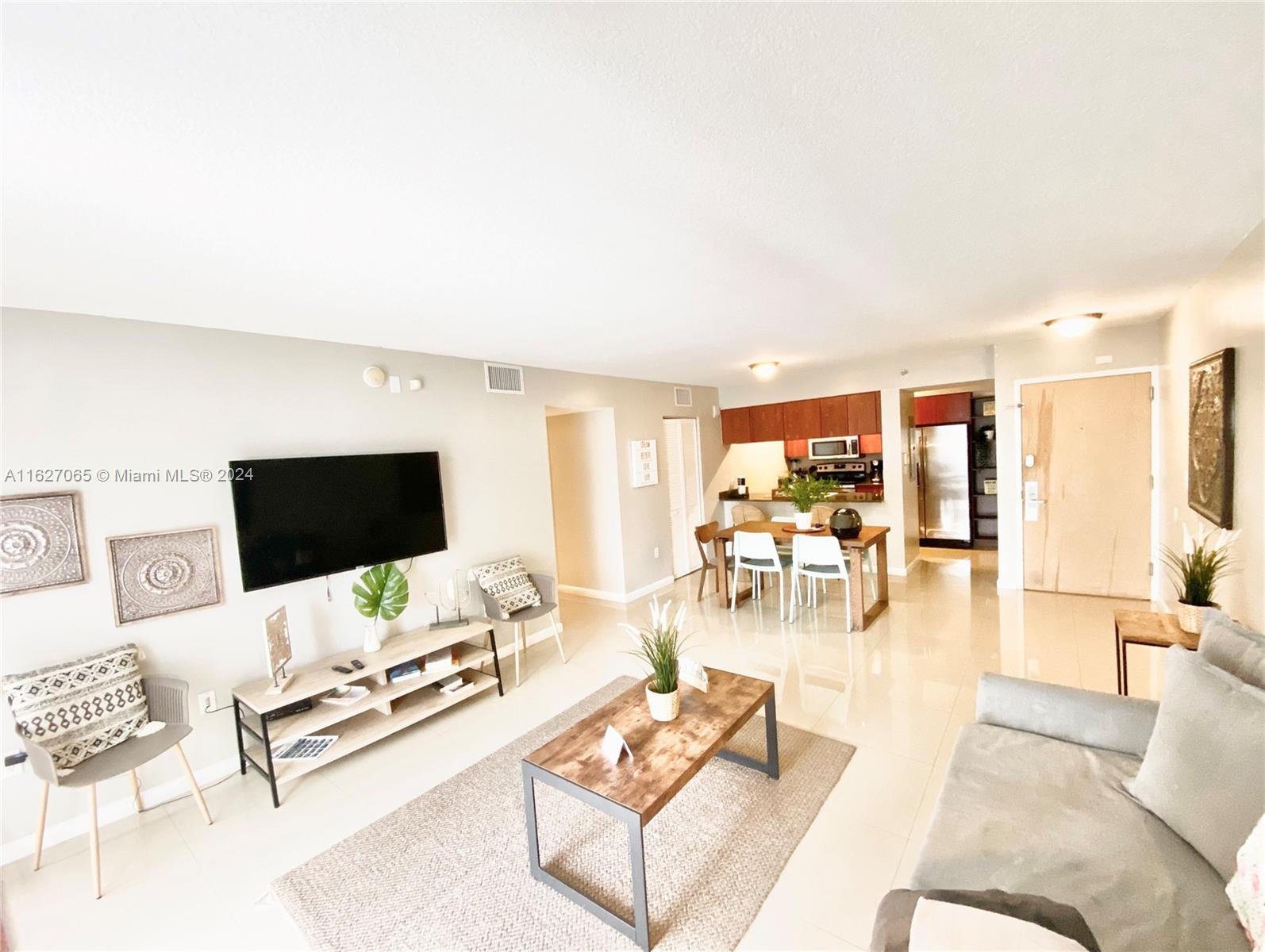 1200 Brickell Bay Dr, Miami, Florida 33131, 3 Bedrooms Bedrooms, ,2 BathroomsBathrooms,Residential,For Sale,THE CLUB AT BRICKELL BAY,Brickell Bay Dr,A11627065