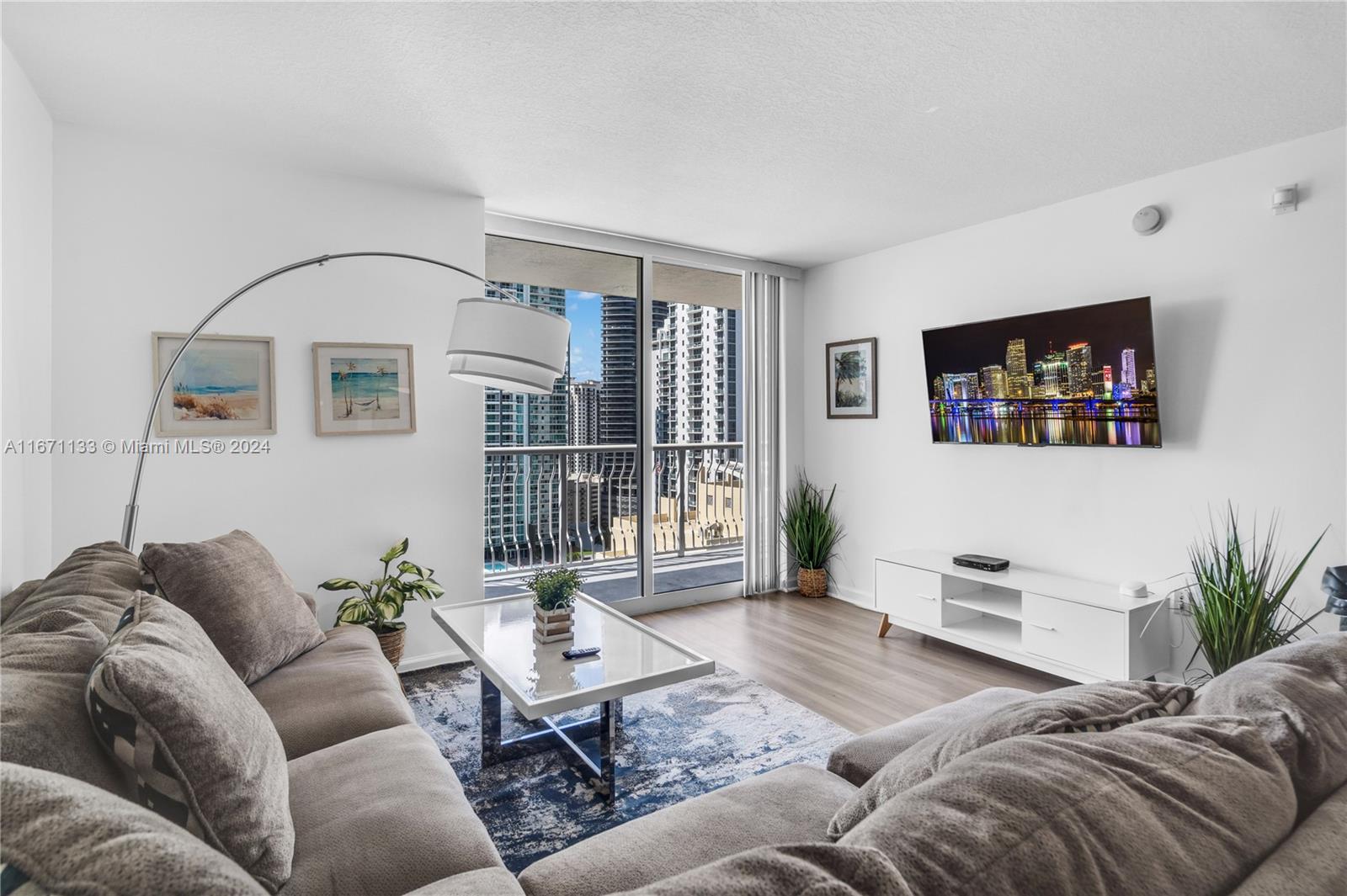 1200 Brickell Bay Dr, Miami, Florida 33131, 3 Bedrooms Bedrooms, ,2 BathroomsBathrooms,Residential,Sold,The Club At Brickell Bay,Brickell Bay Dr,A11671133