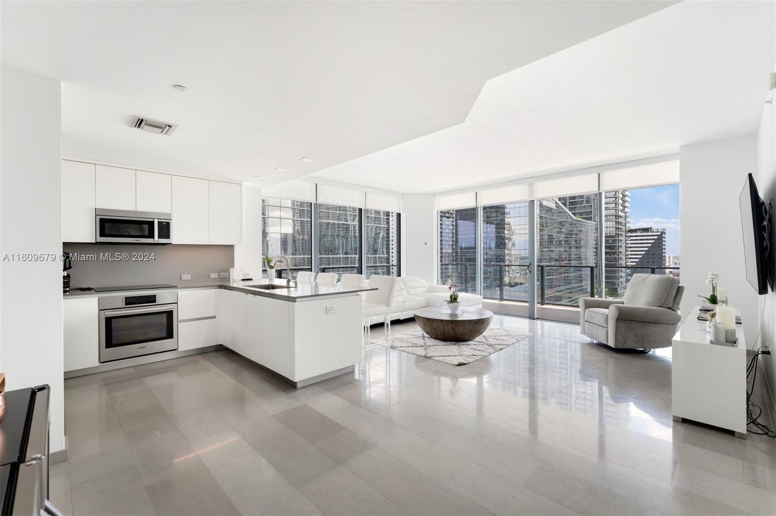 68 6th St, Miami, Florida 33131, 2 Bedrooms Bedrooms, ,2 BathroomsBathrooms,Residential,Sold,Reach Brickell,6th St,A11609679
