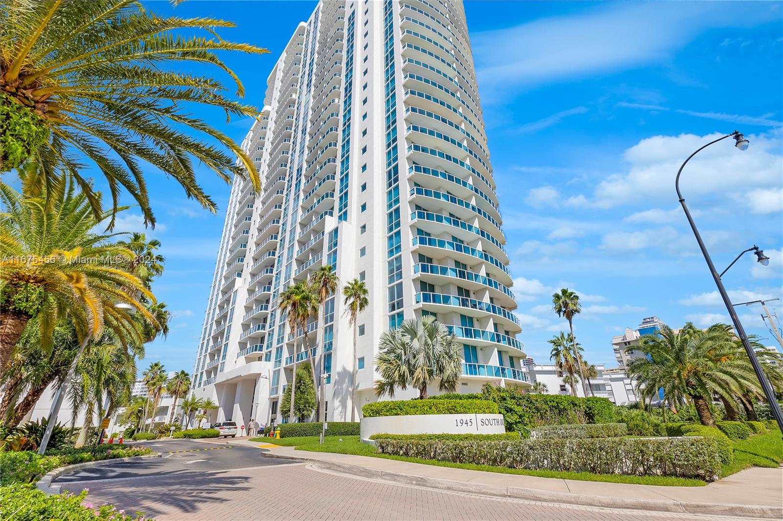 1945 Ocean Dr, Hallandale Beach, Florida 33009, 1 Bedroom Bedrooms, ,1 BathroomBathrooms,Residential,Sold,Ocean Marine Yacht Club,Ocean Dr,A11675456