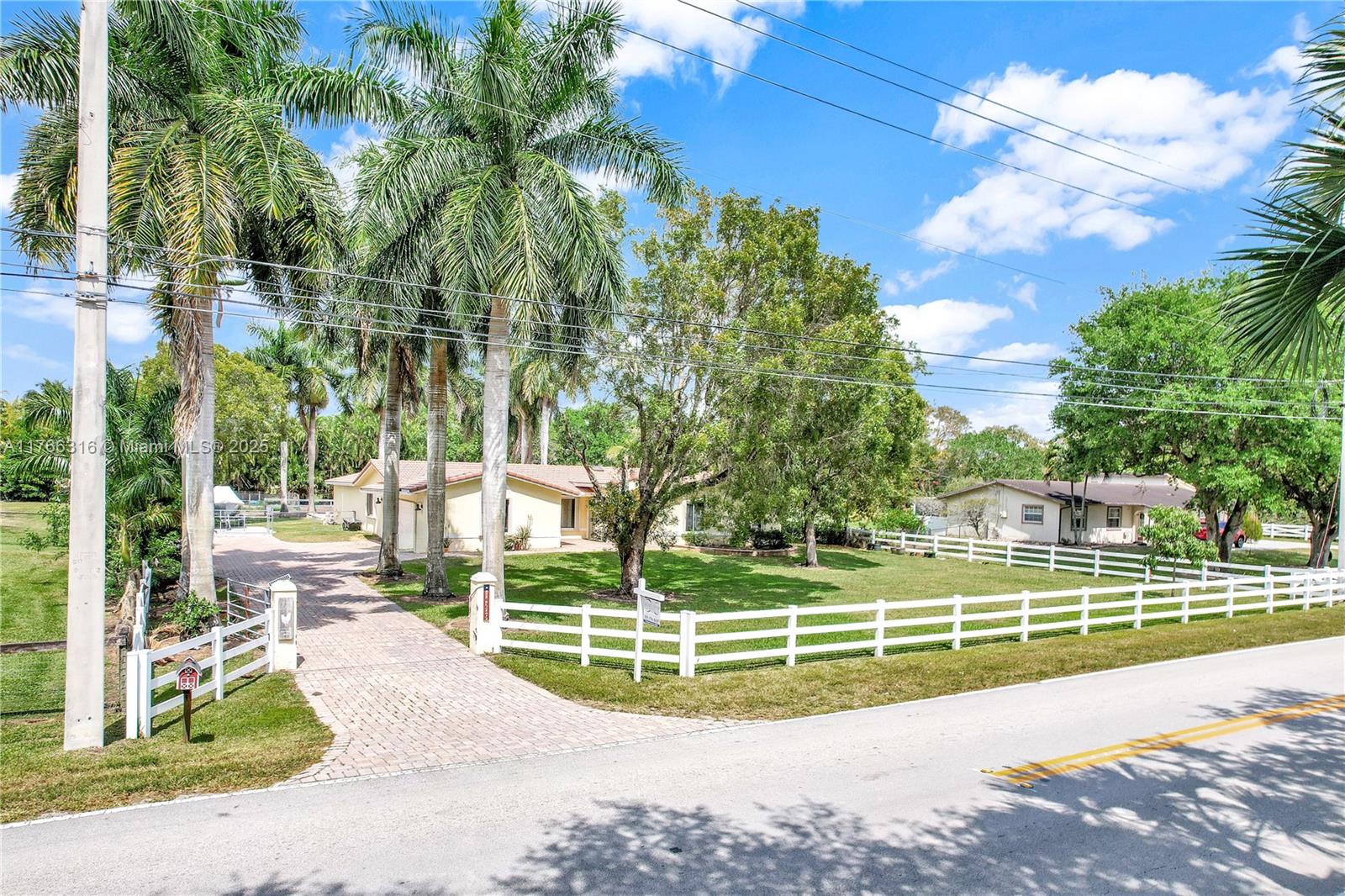 14209 26th St, Davie, Florida 33325, 3 Bedrooms Bedrooms, ,2 BathroomsBathrooms,Residential,Sold,FLA FRUIT LANDS CO,26th St,A11766316