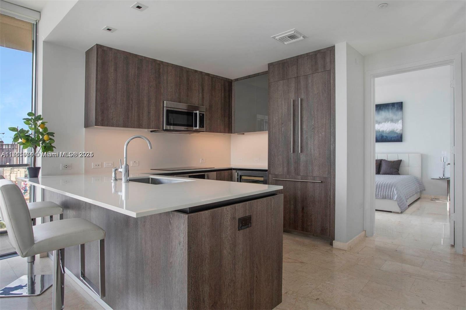 68 6th St, Miami, Florida 33131, 2 Bedrooms Bedrooms, ,2 BathroomsBathrooms,Residential,Sold,REACH CONDO,6th St,A11765974