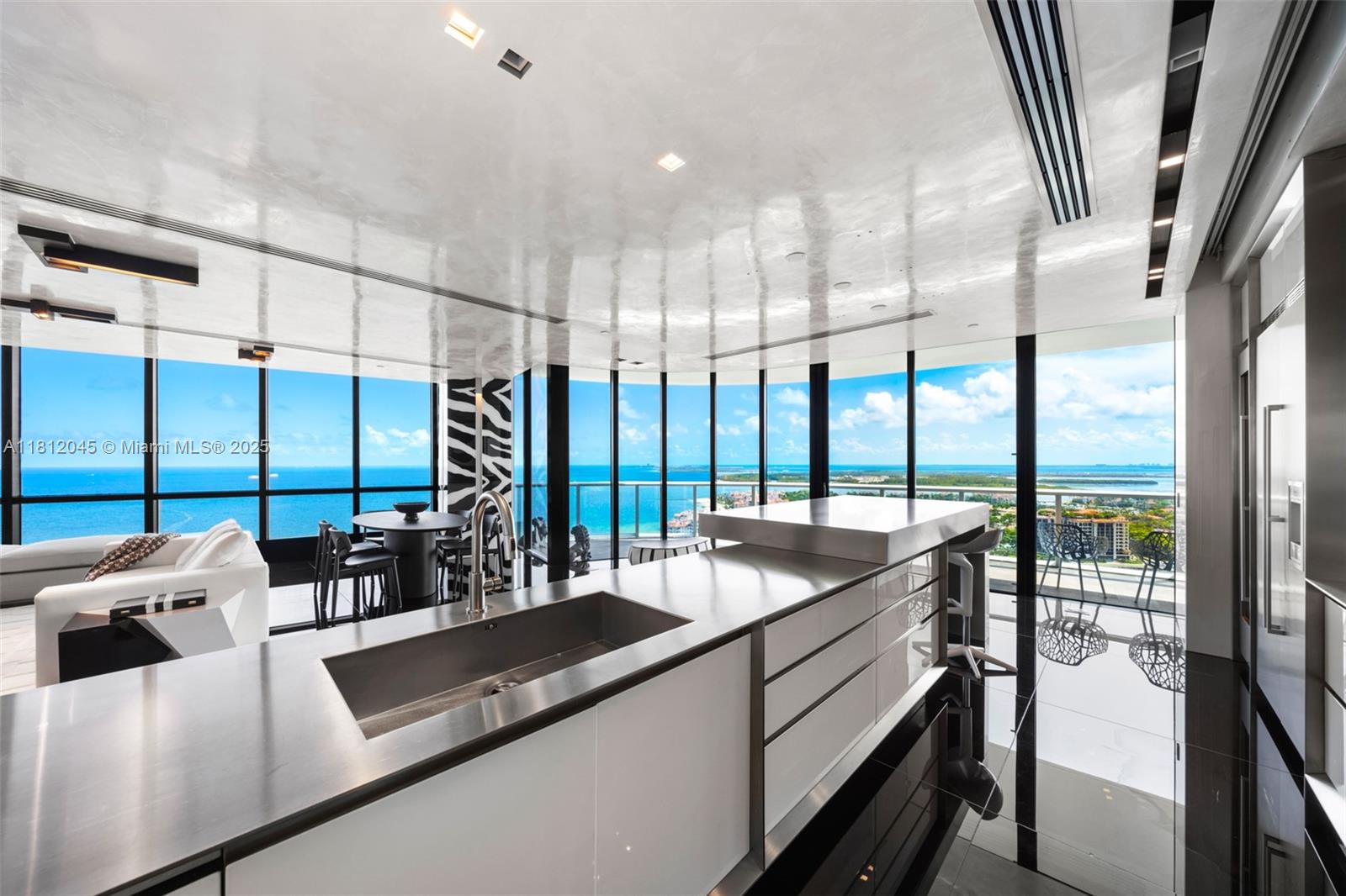 100 Pointe Dr, Miami Beach, Florida 33139, 3 Bedrooms Bedrooms, ,4 BathroomsBathrooms,Residential,Sold,CONTINUUM ON SOUTH BEACH,Pointe Dr,A11812045