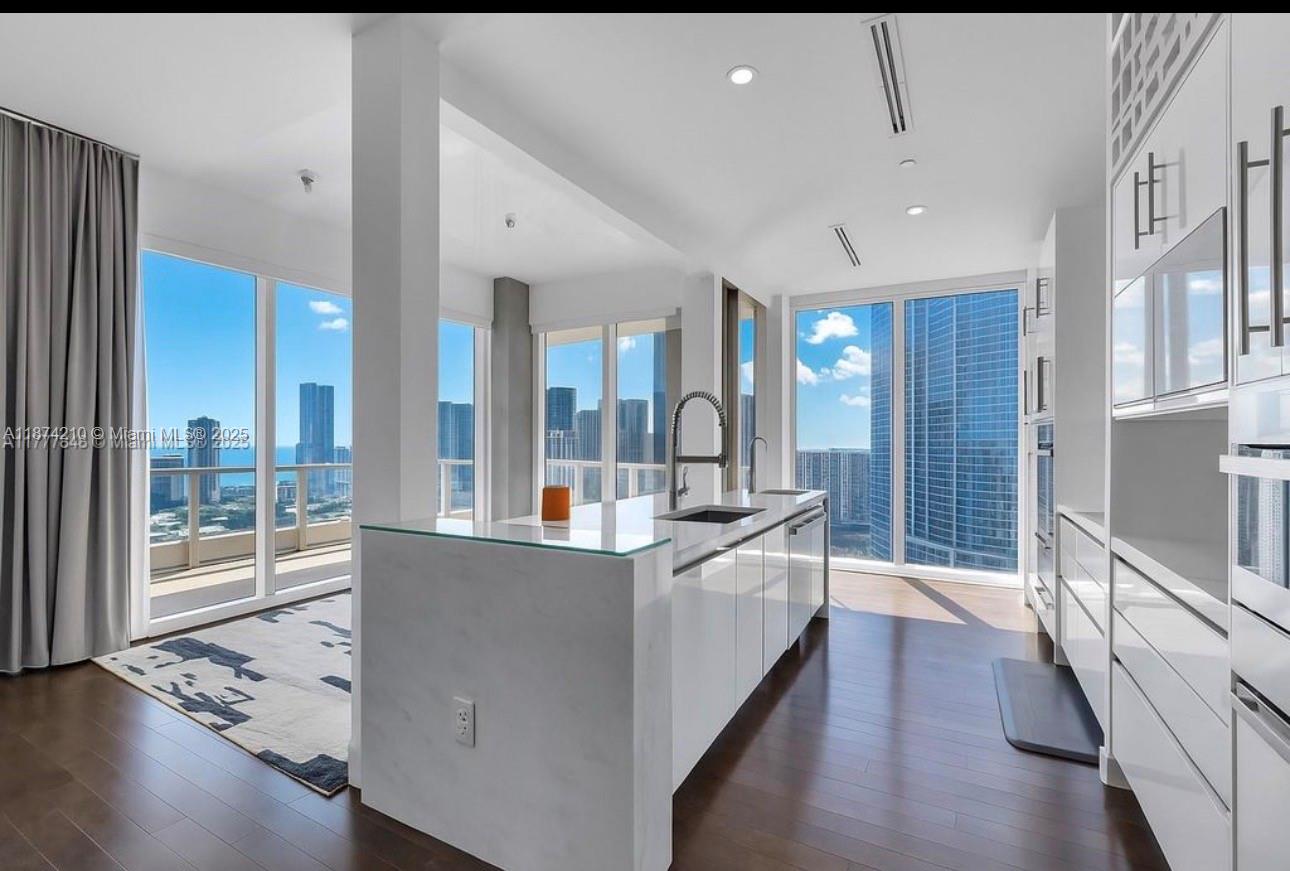 900 Brickell Key Blvd, Miami, Florida 33131, 3 Bedrooms Bedrooms, ,4 BathroomsBathrooms,Residential,For Sale,Brickell Key,Brickell Key Blvd,A11874210