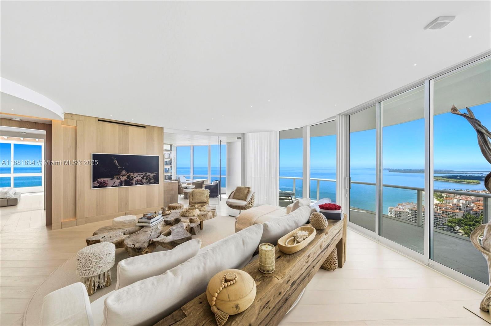 100 Pointe Dr, Miami Beach, Florida 33139, 4 Bedrooms Bedrooms, ,3 BathroomsBathrooms,Residential,Sold,CONTINUUM ON SOUTH BEACH,Pointe Dr,A11881834