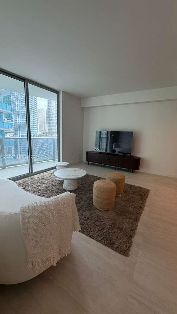 77 5, Miami, Florida 33131-2507, 2 Bedrooms Bedrooms, ,2 BathroomsBathrooms,Residential Lease,For Rent,VICEROY RESIDENCES,5,A12008364