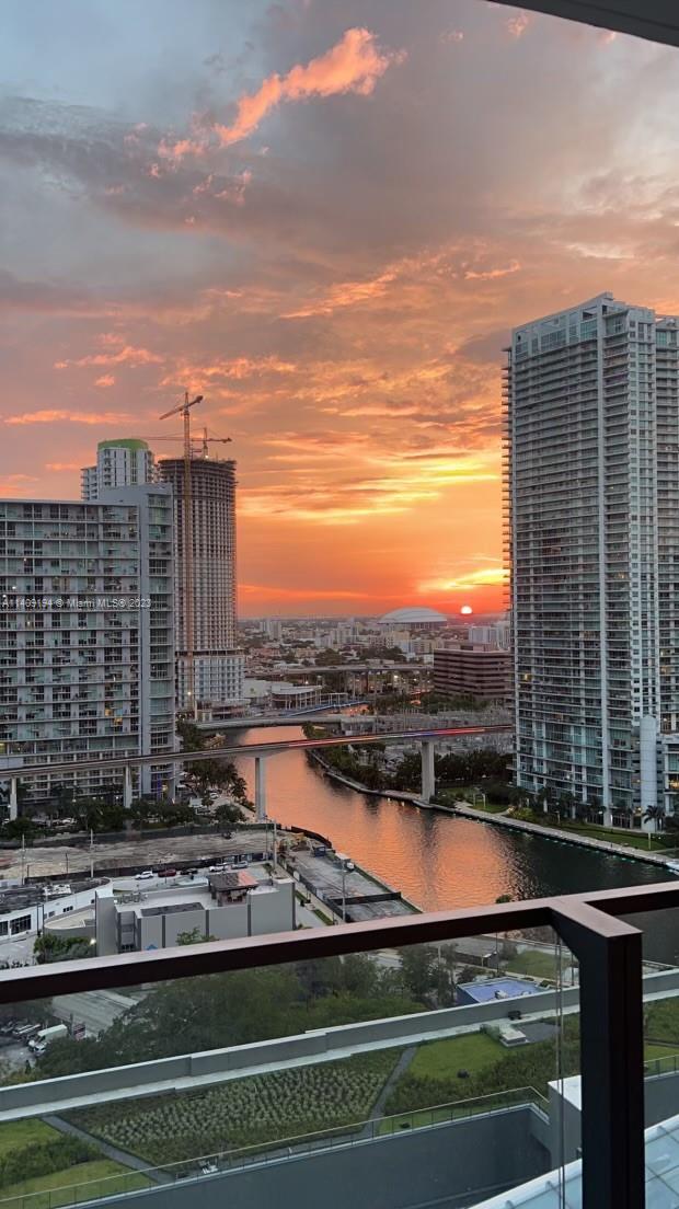 68 6th St, Miami, Florida 33131, 3 Bedrooms Bedrooms, ,3 BathroomsBathrooms,Residential Lease,For Rent,REACH CONDO,6th St,A11409194