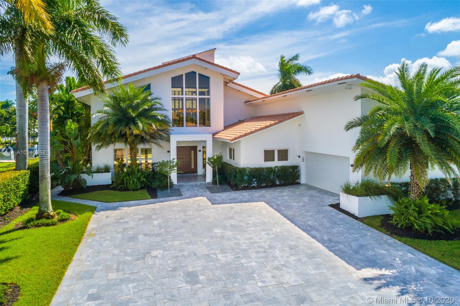 479 Sunset Dr, Hallandale Beach, Florida 33009, 4 Bedrooms Bedrooms, ,4 BathroomsBathrooms,Residential,Sold,GOLDEN ISLES SEC,Sunset Dr,A10940352