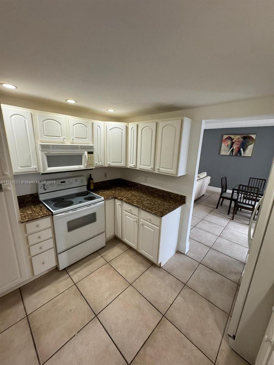 11111 Biscayne Blvd, Miami, Florida 33181, 2 Bedrooms Bedrooms, ,2 BathroomsBathrooms,Residential Lease,For Rent,JOCKEY CLUB CONDO UNIT II,Biscayne Blvd,A11518531