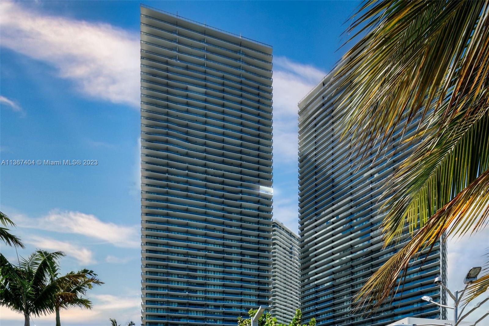 Curved glass facade by Piero Lissoni and Arquitectonica